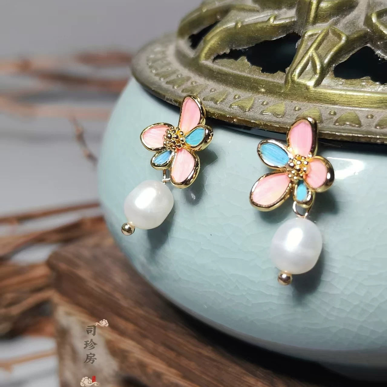 Parrot Feather Pearl Studs