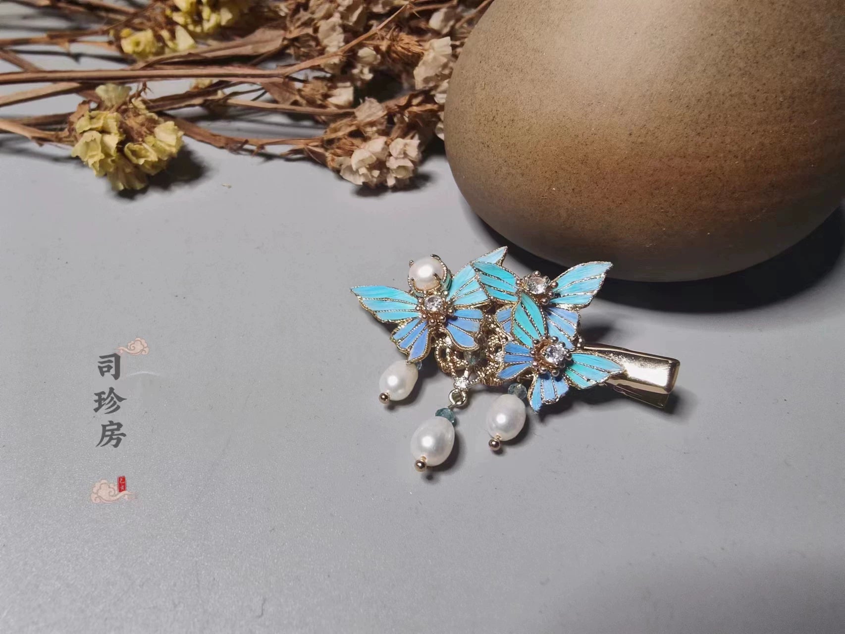 Parrot Feather Freshwater Pearl Hair Clip