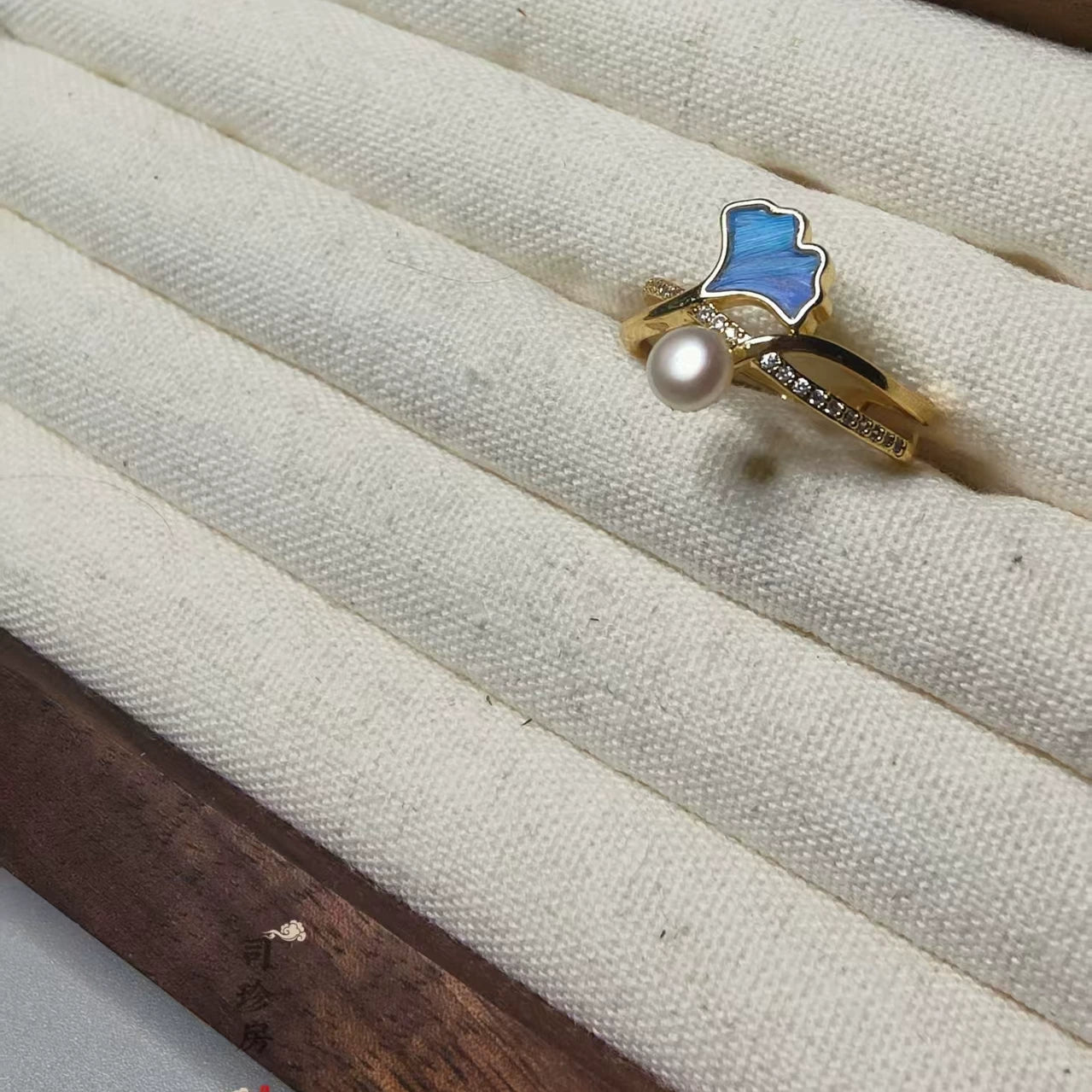 Parrot Feather Ginkgo Leaf Ring