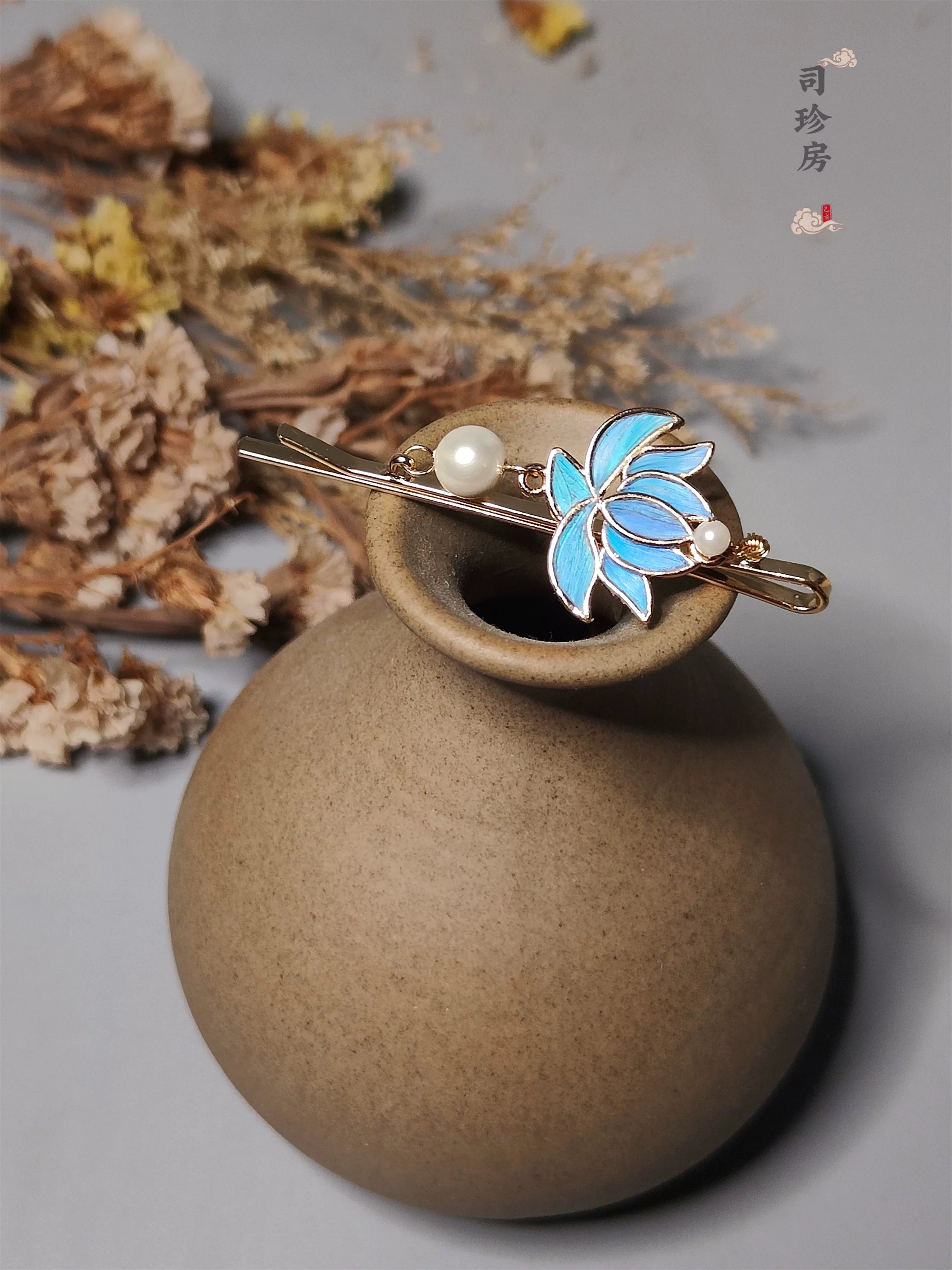 Parrot Feather Hair Clip - Lotus Pattern