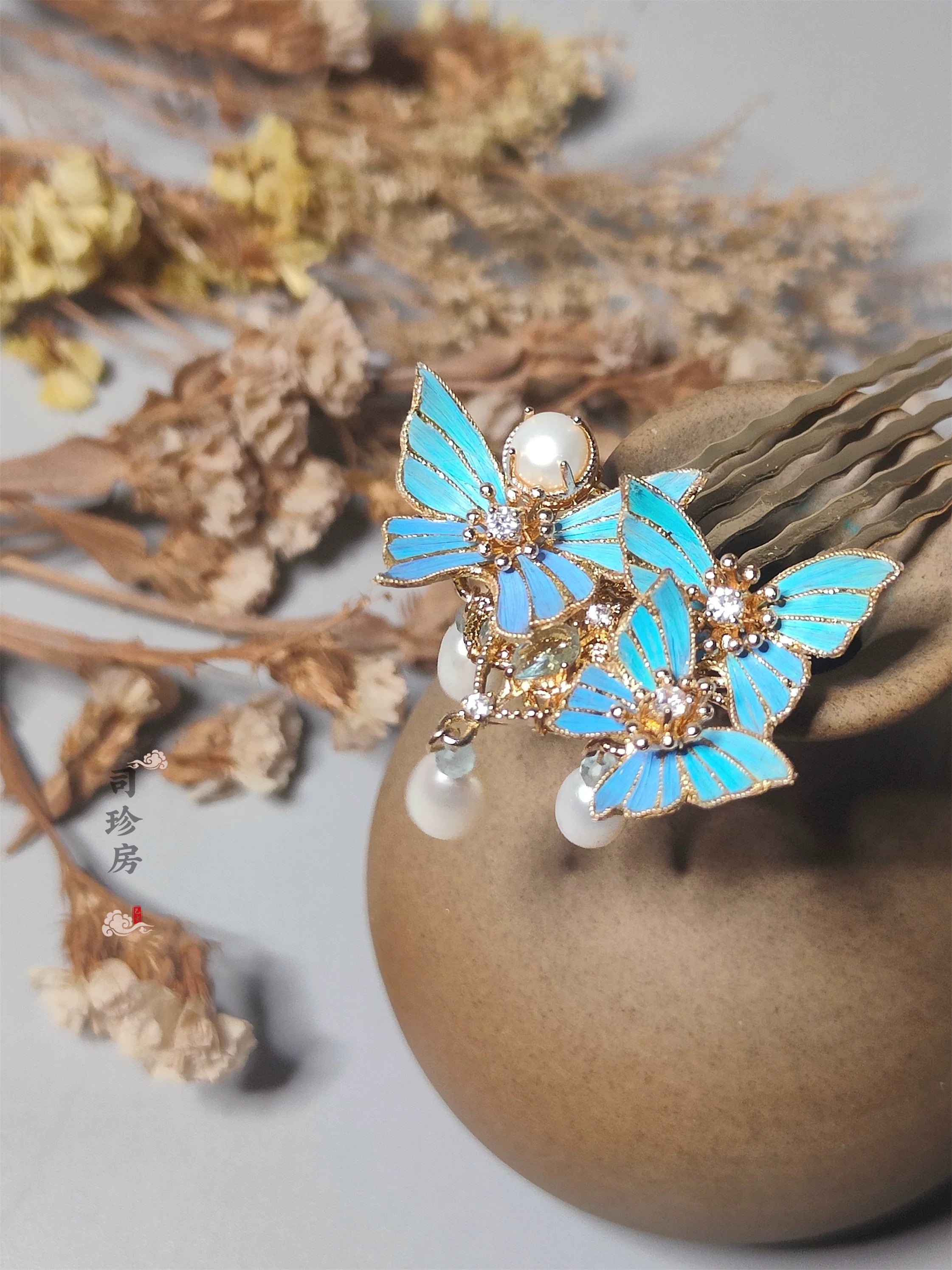 Parrot Feather Freshwater Pearl Hair Clip