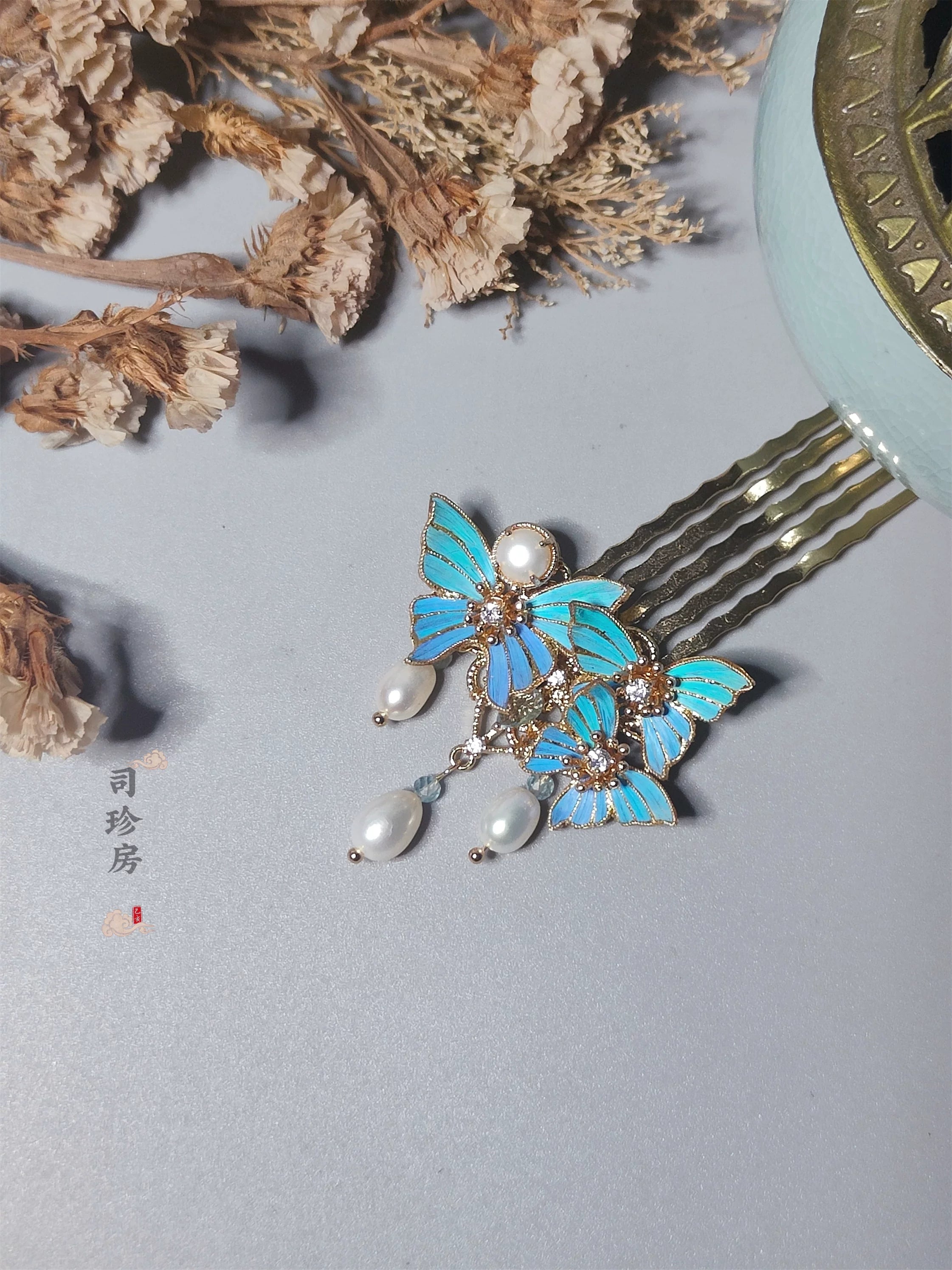 Parrot Feather Freshwater Pearl Hair Clip
