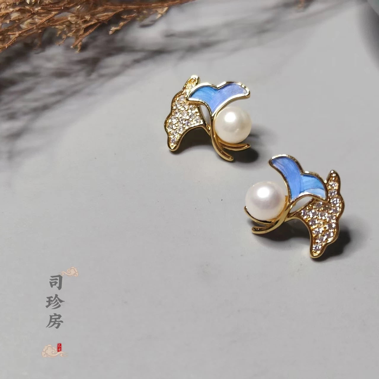Parrot Feather Ginkgo Leaf Stud Earrings